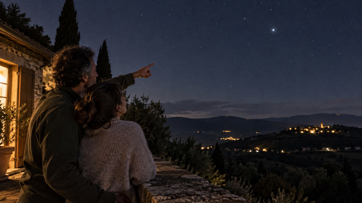 Pareja observa el cielo nocturno para buscar la posición de su estrella