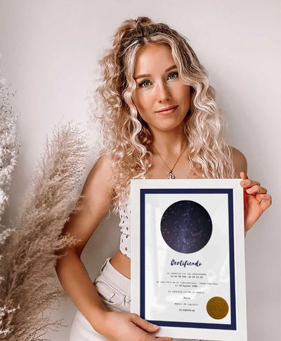 Joven sonriente mostrando su certificado de estrella